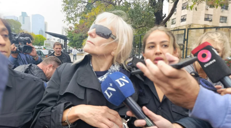 Las dos jubiladas que le prestaron dólares a Adorni declaran en Comodoro Py Las dos jubiladas que le prestaron dólares a Adorni declaran en Comodoro Py