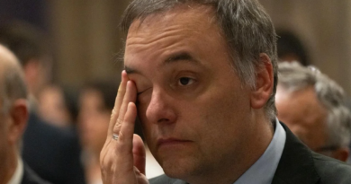 Piden archivar la denuncia por el viaje de la esposa de Manuel Adorni en avión oficial