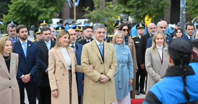 Jorge Macri encabezó el izamiento de la bandera en la Plaza de Mayo Jorge Macri encabezó el izamiento de la bandera en la Plaza de Mayo