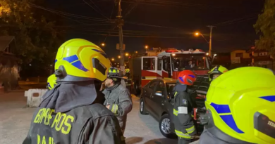 Fuerte explosión en un garaje, incendio y tres vehículos consumidos por las llamas