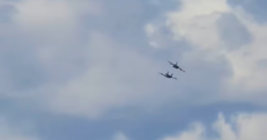 Impactante choque de dos aviones militares en un show aéreo en Estados Unidos Impactante choque de dos aviones militares en un show aéreo en Estados Unidos