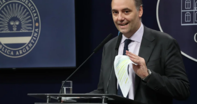 Adorni negó censura al periodismo y esquivó preguntas sobre sus viajes y la compra de inmuebles