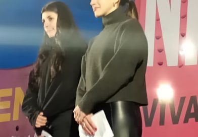 Cazzu y Thelma Fardín encabezaron la marcha por “Ni Una Menos» en el Congreso