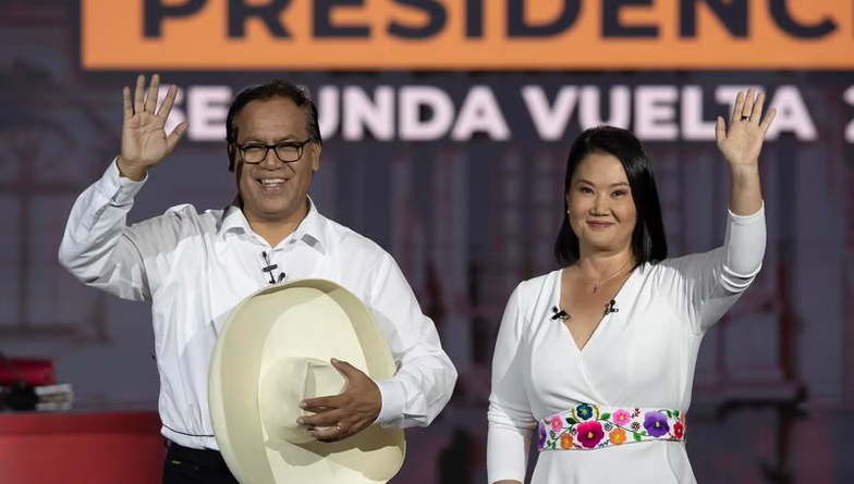 Perú: Sánchez aventajaba a Fujimori por 50,066 a 49,934 por ciento