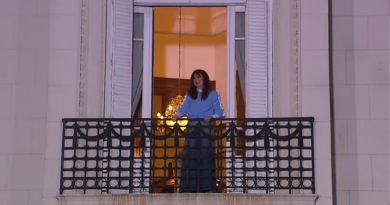 Cristina Kirchner salió al balcón a saludar a la militancia que se movilizó desde Parque Lezama Cristina Kirchner salió al balcón a saludar a la militancia que se movilizó desde Parque Lezama