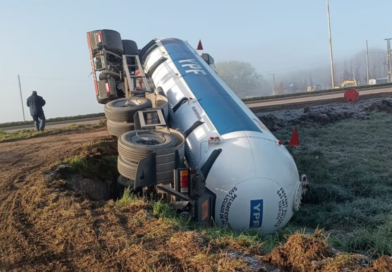 Volcó un camión cargado de gas butano en Roque Pérez: hay corte total por protocolo Volcó un camión cargado de gas butano en Roque Pérez: hay corte total por protocolo