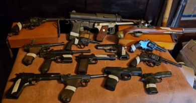 Secuestraron armas militares y símbolos nazis en la casa de un anciano en Flores Secuestraron armas militares y símbolos nazis en la casa de un anciano en Flores