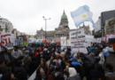 Bajo la lluvia, organizaciones concentran frente al Congreso contra de la Ley de Propiedad Privada