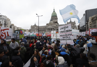 Bajo la lluvia, organizaciones concentran frente al Congreso contra de la Ley de Propiedad Privada