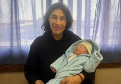 Alta médica para la madre de 62 años y su bebé tras marcar un récord en el país Alta médica para la madre de 62 años y su bebé tras marcar un récord en el país
