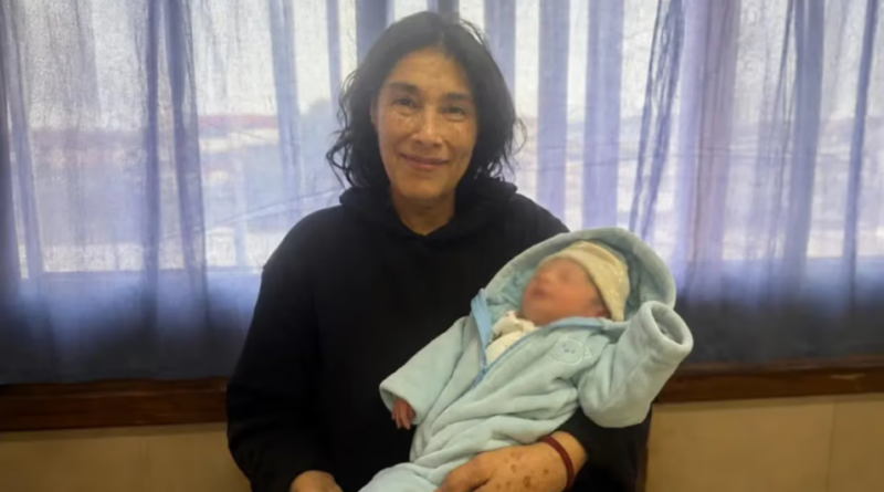Alta médica para la madre de 62 años y su bebé tras marcar un récord en el país Alta médica para la madre de 62 años y su bebé tras marcar un récord en el país