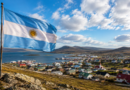 La bandera argentina volvió a flamear en las Islas Malvinas tras 44 años: el homenaje en Puerto Argentino y Darwin La bandera argentina volvió a flamear en las Islas Malvinas tras 44 años: el homenaje en Puerto Argentino y Darwin