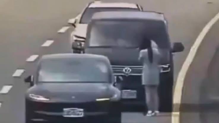 Tragedia en una autopista de Vietnam: tres personas murieron tras bajar de sus autos luego de un choque