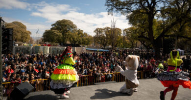 La Ciudad celebró el Día de la Niñez con una multitudinaria fiesta, una torta récord y espectáculos en la plaza Independencia