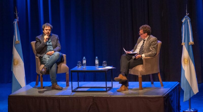 Maipú recibió a Felipe Pigna en una propuesta conjunta con la Universidad Champagnat Maipú recibió a Felipe Pigna en una propuesta conjunta con la Universidad Champagnat