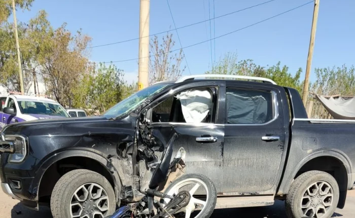 Murió un joven por un violento choque entre una moto y una camioneta en Guaymallén Murió un joven por un violento choque entre una moto y una camioneta en Guaymallén