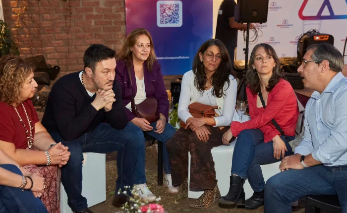 Petri reunió a más de 200 docentes en Mendoza para debatir sobre los desafíos de la educación Petri reunió a más de 200 docentes en Mendoza para debatir sobre los desafíos de la educación