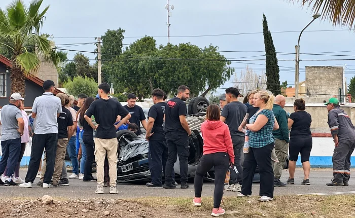 Impactante vuelco de un auto en medio del fuerte Zonda en Maipú: una persona herida Impactante vuelco de un auto en medio del fuerte Zonda en Maipú: una persona herida
