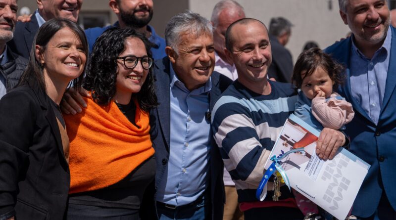 Cornejo entregó 38 viviendas en Maipú y destacó la continuidad del programa IPV Mi Casa