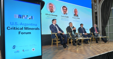 Cornejo: “Mendoza ofrece seguridad jurídica, baja presión impositiva y recursos humanos calificados para desarrollar la minería” Cornejo: “Mendoza ofrece seguridad jurídica, baja presión impositiva y recursos humanos calificados para desarrollar la minería”