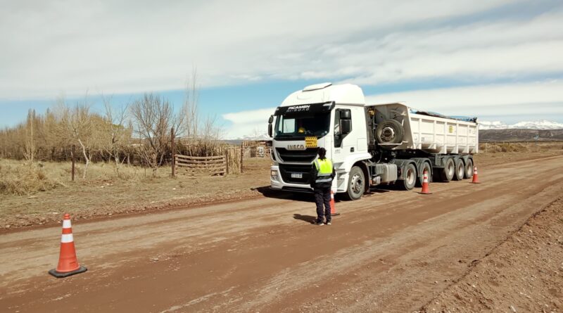 Malargüe: la Policía Ambiental Minera reforzó los controles en acopios y transporte de minerales Malargüe: la Policía Ambiental Minera reforzó los controles en acopios y transporte de minerales