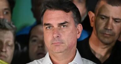 Ahora Flávio Bolsonaro se presenta como «líder» de Brasil