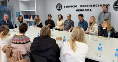 Mendoza fortalece los vínculos entre el Servicio Penitenciario y los sectores empresariales, para impulsar el trabajo y la resocialización Mendoza fortalece los vínculos entre el Servicio Penitenciario y los sectores empresariales, para impulsar el trabajo y la resocialización