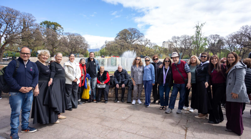Encuentro intergeneracional y recreativo en la plaza Independencia por el Día Internacional de las Personas Mayores Encuentro intergeneracional y recreativo en la plaza Independencia por el Día Internacional de las Personas Mayores